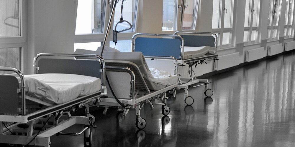 Krankenhausbetten auf einem Stationsflur