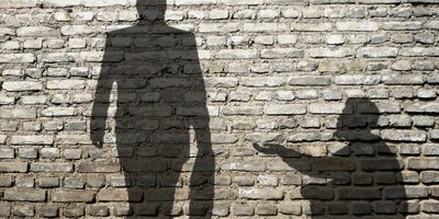 ombres de mendiant et businessman Jonathan Stutz