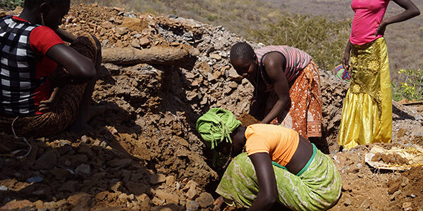 Depuis plus de deux ans, les orpailleurs sénégalais creusent la pierre dans près de 400 “dammas”, ces puits souvent précaires qui contiennent les paillettes précieuses. © DR