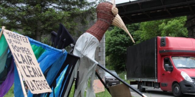 L'outarde des Soulèvements de la terre en soutien à la manif du 22 juin. ADF