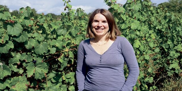 Maya Sallée cogère le domaine de la Calmette depuis 2012. « Auprès des salariés ou des vendangeurs, j’ai beaucoup de mal à me faire respecter. » © Emma Conquet