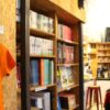 « On a du rhum martiniquais pas mauvais, un rhum arrangé qu’a du succès, une tireuse comme dans un vrai bar … » Et plein de BD humoristiques à vendre. Bienvenue au bar-librairie des éditions Rouquemoute, 6 allée Susan B Anthony, à Nantes.