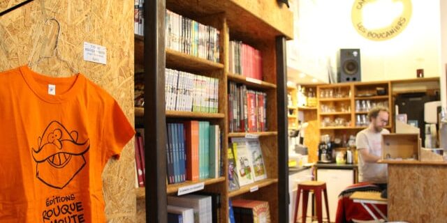 crédit ADF « On a du rhum martiniquais pas mauvais, un rhum arrangé qu’a du succès, une tireuse comme dans un vrai bar … » Et plein de BD humoristiques à vendre. Bienvenue au bar-librairie des éditions Rouquemoute, 6 allée Susan B Anthony, à Nantes.
